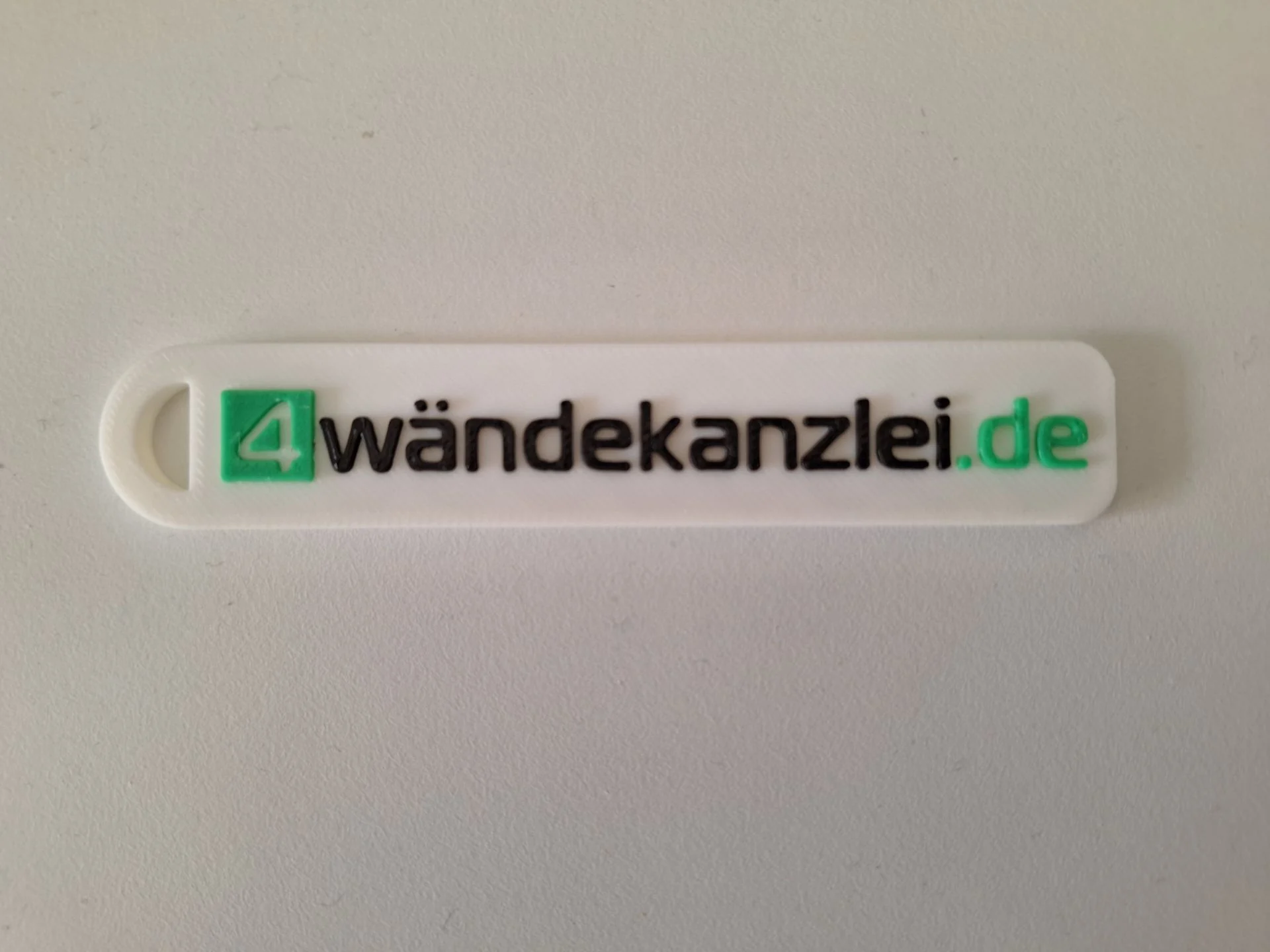Individueller Schlüsselanhänger für die 4wändekanzlei – Vorderseite