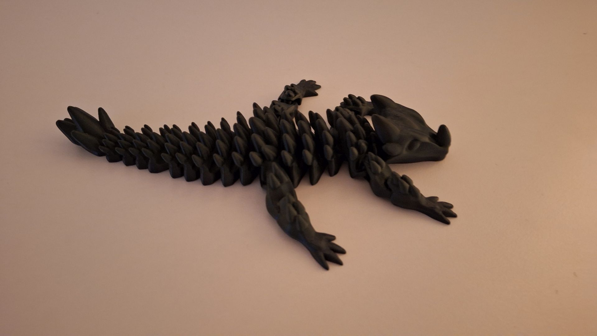 babydrache – detailreiches, bewegliches miniatur kunstwerk